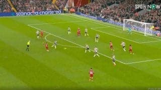 「めっちゃ上手い」「神だな」 リバプール遠藤航が相手DF2人をブチ抜く美しすぎる“超絶パス”を炸裂した瞬間　試合開始わずか20秒でのスーパープレーにスタジアム騒然