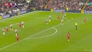 スタジアム騒然！「エグい神パス」「上手すぎる」 リバプール遠藤航が“ノーステップ”ダイレクトクロスを炸裂した瞬間　シュートに繋がるパスを3本放つなど攻撃面でも大活躍