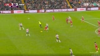 スタジアム騒然！「惚れ惚れする」「エグいな…」 40メートル超えの美しすぎる“神スルーパス”が炸裂した瞬間　遠藤航のライバルが相手DFの間をブチ抜く弾丸パス