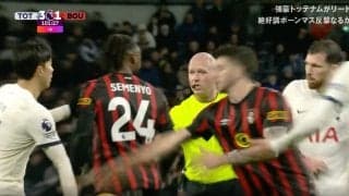 「最悪すぎる…」「ヤバい雰囲気」ベンチで乱闘騒ぎ→容赦ない危険タックルで一触即発！ 倒された相手がブチギレてメンチ切りの瞬間