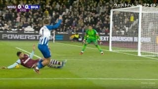 疑惑の判定にサポーターがブチギレ！「ハンドはハンドだろ」「審判の主観じゃね？」「ルールが曖昧」 すべりこんだ体を支えた手にボールが直撃した瞬間