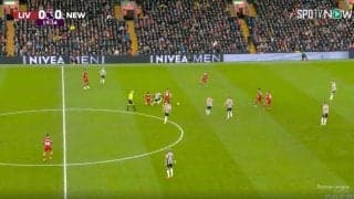 「世界最高レベル」「頼りになる」リバプール遠藤航が“世界最高のDF”も認めるスーパープレーを炸裂した瞬間　ネクストレベルに進化したデュエル王の“ボール奪取→速攻攻撃”