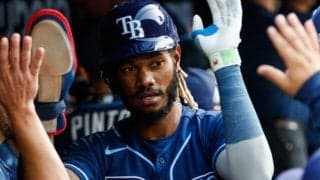 バントのはずが…まさかの“HR”　飛び交うボール、観客も衝撃の珍プレー「なんてこった」