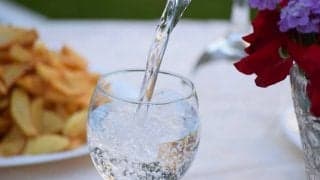 食事中は水を飲む？飲まない？