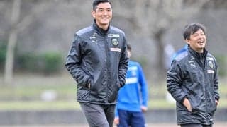 「すげー既視感」「いつか見た光景？」J3福島の監督記者会見の様子に、福島サポ以上にJ1川崎サポが歓喜の反応！ 元同僚コーチは「この写真は少し膝を曲げて撮っていますね」と愛のある分析
