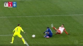 サポーターがブチギレ！「これはPKだろ！」「ファウルなし…だと？」 物議を醸す“殺人タックル”が炸裂した瞬間　バイエルンの鬼将も審判を激詰めして猛抗議