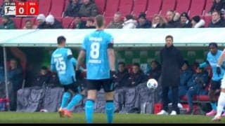 え！そこに投げるの？「ウソだろ」「どこ出してんだよ！」 スローインでありえない“痛恨ミス”が起きた瞬間　氷点下3度の極寒の中で起きた衝撃プレーにスタジアム騒然