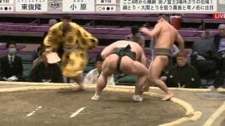 力士がショルダータックルで相手を吹っ飛ばす衝撃シーン「すげえ、さいご肩で押した」「飛んでる」館内騒然