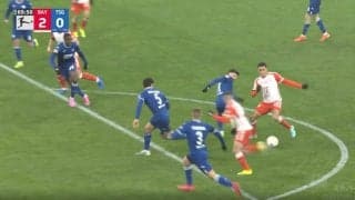 「メッシかよ！」「止めれねえ…」天才的ドリブルで相手DF陣を1人でブチ抜く→圧巻ゴールを叩き込む瞬間　“ドイツの神童”のスーパープレーにスタジアム震撼