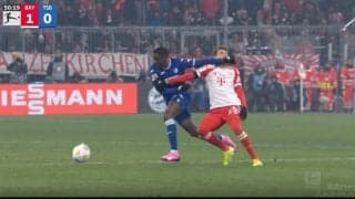 サポーターがブチギレ！「おい、審判見てたか？」「殴られたぞ！」 激しい接触から危険すぎる悪質プレーが炸裂した瞬間　バイエルンのレジェンドFWに顔面パンチが直撃