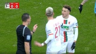 「怒りすぎ！」「分かるけどな…」 審判にブチギレ！納得いかない判定の連発… 同情するレベルの激怒シーン　倒されてPK確信もノーファウル→猛抗議でイエロー