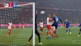 「世界最高の技」「神すぎる！」超至近距離シュートを片手一本で“神セーブ”を炸裂した瞬間　絶体絶命のピンチに王者バイエルンの守護神がビッグセーブ連発