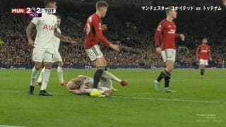 「当たってないだろ！」悪童の“迷演技”にスタジアム中から大ブーイング！競り合い直後に頭を押さえて倒れ込む姿にサポーターブチギレの一部始終