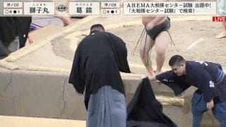 審判の親方もちょっと痛そう…必死に戦う序ノ口力士がダブルで落下＆激突「かなりの直撃」「思いっきり、被弾しとる」