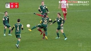 ボール獲れるだろ！肉弾空中戦で味方同士の激しい口論勃発 膝蹴り誤爆→ファウル判定→ブチギレの珍プレーにスタジアム騒然