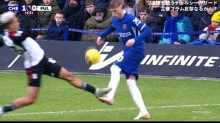 「天才すぎ」驚愕の“ネイマール風シャペウ”で若きレフティーが輝いた瞬間！チェルシー逸材の華麗なテクニックに元日本代表たちも「上手い！」と唸る