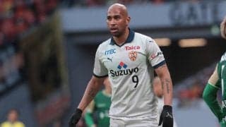 「好感度爆上がり」「気持ちが嬉しい」浦和新加入のチアゴ・サンタナ、合流初日の服装に絶賛の嵐「わざわざ用意してくれたのかな？」