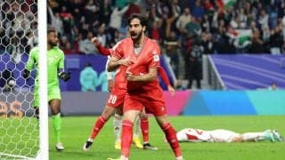 豪快ダイビングヘッドと思いきや…アジアカップで思わず二度見してしまうオウンゴールが誕生