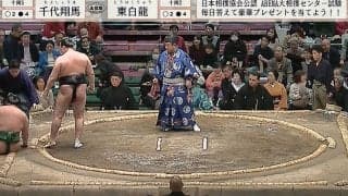 強烈な張り手に一発KOか…力士が突如失速、足元がおぼつかない様子に「フラフラしてる」「ん？どした」館内どよめき