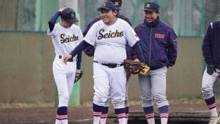 慶応高が知的障害持つ球児と合同練習するワケ　おそろいストッキングに見えた“絆”
