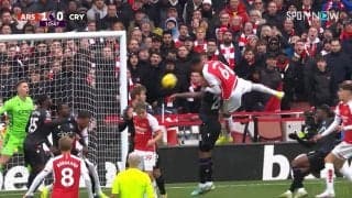 「飛びすぎだろ！」「高すぎワロタ」ブラジル代表DFの超人的な跳躍力が話題に 「滞空時間すごい」驚異的な身体能力から豪快に突き刺したド迫力ヘディング弾の瞬間