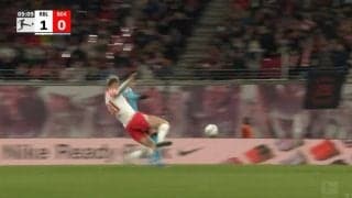 「うおおおおお！」「デカいのに飛んだ…」194cmの巨体が突っ込んでくる“爆速スライディングショット”が炸裂した瞬間　高速クロスに飛び込んだ20歳怪物FWのエグい一撃