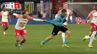 “市場価値爆上がり男”がブチギレ 「審判どこ見てんだよ」「ファウルだろ！」 酷すぎる“ユニフォーム引っ張りシーン”　解説者も同情するミスジャッジが起きた瞬間