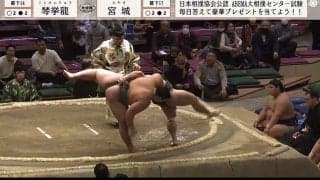 背中で投げた？！ 発生確率「0.01％」の“珍手”に館内どよめき 「これこそ大相撲」「決まり手は何？」興奮と困惑の声