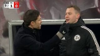 「退場しそう」「怖すぎる…」“197枚のイエローカードを貰った男”がブチギレて審判にメンチ切りの瞬間　レヴァークーゼンの指揮官がエキサイトしすぎた猛抗議