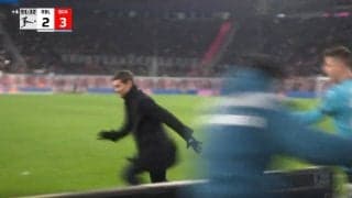 危ない！警告されてた… 放送事故レベルの珍プレーが炸裂した瞬間　2試合連続劇的勝ち越しゴールで感情が大爆発した監督のヤバすぎる行動