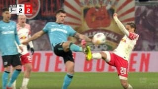 「格闘技かよ！」「エグすぎる…」ファウル判定にブチギレ！爆速ラン→高速“足裏キック”で蹴り飛ばした瞬間　イラつく神童が危険すぎるラフプレー