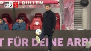 一触即発！試合中断のピリピリムードの中… 一体、何してんだよ！監督のありえない姿がネット上で話題に　上手すぎるボールテクニックを炸裂した瞬間