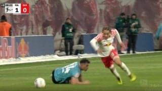 「メッシかよ！」「止められねえ…」 美しい神タッチで相手DF陣をブチ抜く“天才的ドリブル”が炸裂した瞬間　オランダの神童のエグすぎる超絶テクニック