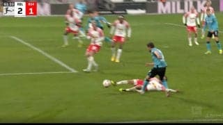 スタジアムに悲鳴！「ヤバすぎる」「マジかよ…」 全速力で爆速ラン→決死のスライディングで足首が粉砕された瞬間　体を張ったオランダの神童がピッチに倒れる