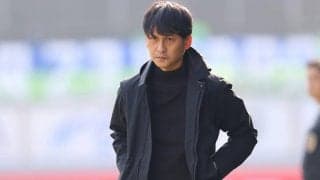 「勝利した時より笑顔」「癒される」いつもクールな鳥栖・川井健太監督の笑顔にファンが反応！試合とは異なる服装にも注目の声「黒じゃない！？」