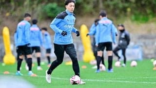 「当然ながら、自分の名前では噛まないな」J1川崎の「オランダ帰り」DFが自己紹介だけでファンを魅了！「ファン〜ケンまでがめちゃくちゃ速い」「流石ご本人」などの声