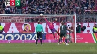 「なんで止めるんだよ！」「恐ろしすぎる…」強烈シュートを指先で止める“神スーパーセーブ”が炸裂した瞬間　超絶反応したバイエルン守護神のビッグプレー