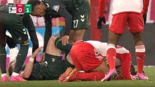 「これは痛い…」「エグすぎる」ドリブル突破 vs ハードタックル！激突して吹っ飛ぶ→ダブルノックアウトの瞬間　受け身がとれずピッチに倒れ込んだ危険シーン