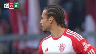 「浅野なら食べるぞ！」 試合を中断させたサポーターの抗議にイラついた瞬間　投げ込まれた大量のチョコにバイエルンFWが呆れ顔