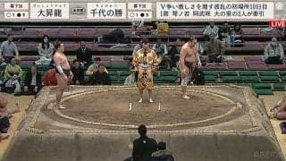 酸欠？それとも脳震盪？驚異的な粘りで逆転勝ちした力士、勝利直後の“くたくた”ぶりに館内どよめき「勝ったのにフラフラ」呼出に肩を借りる場面も