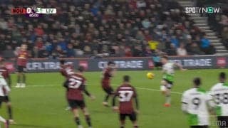 「ひとり時間差？」「そんなのありかよ」キックミスかフェイントか？奇跡の“2段シュート”炸裂の瞬間　痛恨の“蹴り損ない”を一瞬でチャンスに変えた超人的決定力が話題「やっぱり天才」