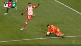 スタジアム騒然…「危ねえ！」「何やってんの？」ゴールキーパーがあわや“ハンド未遂”の瞬間　実況・解説が思わず大爆笑した珍プレー