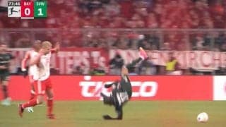 「息できないヤツ…」「回転しすぎだろ」 スタジアムに悲鳴！危険すぎる強烈タックルが炸裂→空中から急落下して5回転した瞬間