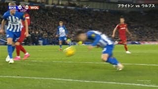 三笘薫の同僚が意地の飛び込み！ゴール目前、地面すれすれ超低空ダイビングヘッド炸裂の瞬間