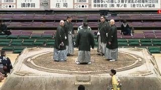 一体どんな会話が繰り広げられた…？審判団の協議中に突如の“かわいすぎる”ほっこり珍映像「行司笑ってるやんw」