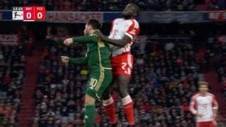 「エグすぎる」「立ち上がれるか…」 背後から強烈ヘッドバッド→顔面から落下する瞬間 “対人最強”フィジカルモンスターの物議を醸す危険プレー