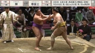 「まだまだ！」行司の静止が間に合わず張り手がヒット 直後に睨みつける力士、“一触即発ムード”に館内騒然「おこだw」「ムッとしてる」