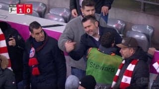 あわや場外乱闘… お前も退場しろよ！かかって来い！暴行退場処分の監督がブチギレまくる瞬間　スタンドへ強制連行→ピッチに大声で叫んで挑発し続ける問題シーン