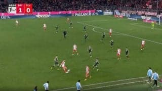 「これはエグい」「絶妙すぎる」芸術的パスが足元にピタリ！美しすぎる“浮き球”ループパスが連発した瞬間　王者バイエルンの“華麗な崩し”にスタジアムが熱狂