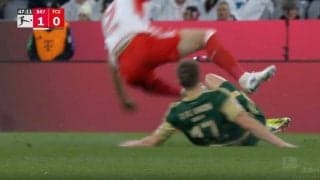 「レッドカードだろ！」「立ち上がれるか？」完全に狙い撃ち！強烈な殺人タックルが炸裂→吹っ飛ばされる瞬間　バイエルンのエースFWが足首粉砕された危険シーン